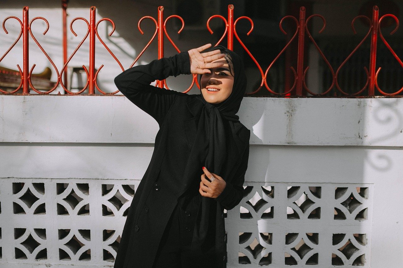 Why Every Modern Woman Needs an Abaya in Her Wardrobe
